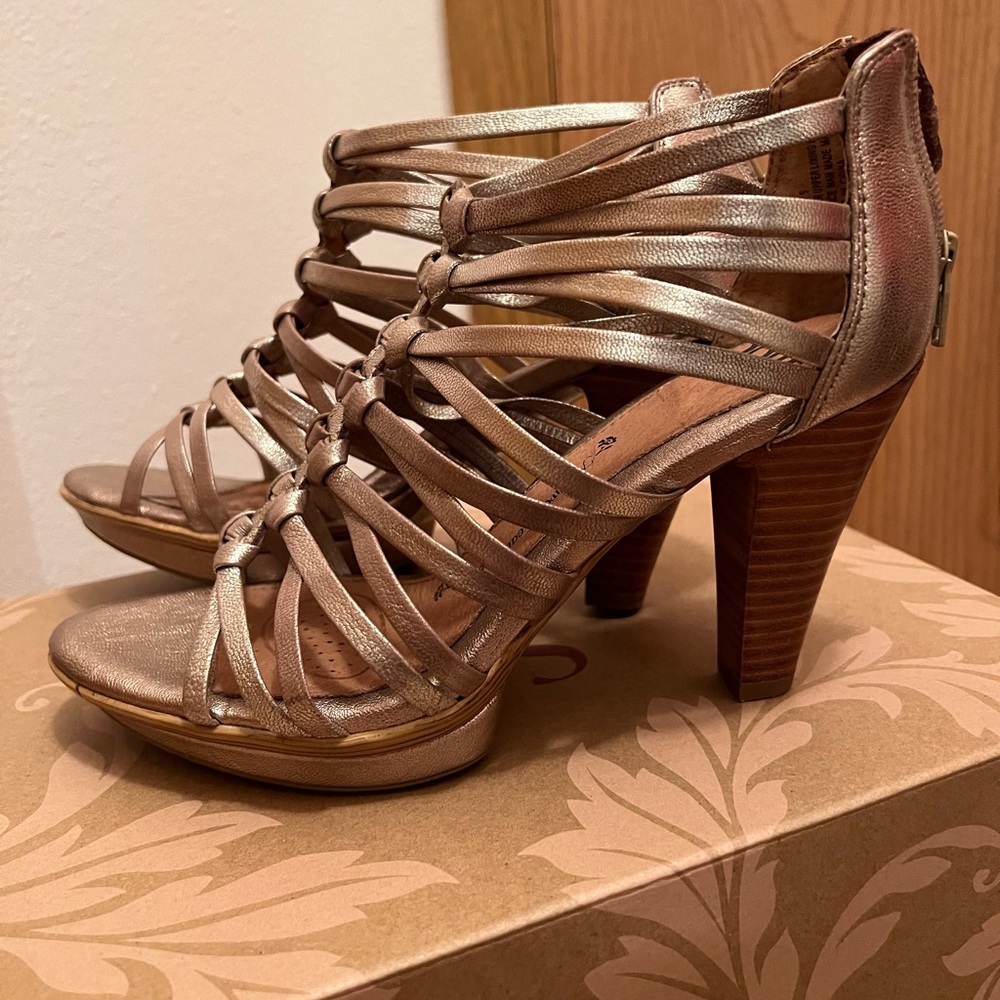 SOFFT Women's •Rendon• Knotted Caged Sandal. 
Size 8